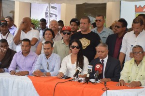 Francisco Fernández acompañado de funcionarios de ASDN y dirigentes del PRD.