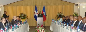 Miguel Vargas Maldonado en reunión de delegaciones de RD y Haití.