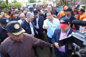 El presidente Danilo Medina recorrió sectores junto al alcalde Abel Martínez.