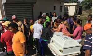 El cadaver de uno de los muertos en accidente en comunidad de Atabalero.