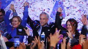 Sebastián Piñera celebra triunfo junto a seguidores.
