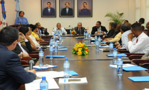 Autoridades de Educación reunidos con delegados de los colegios privados.