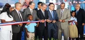 El presidente Danilo Medina corta cinta para inaugurar los centros.