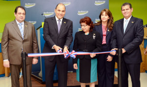 Enrique Martínez, administrador del BanReservas, corta cinta para inaugurar sucursal.