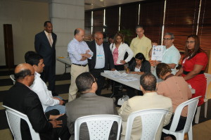 Francisco Domínguez Brito observa el proceso electoral.