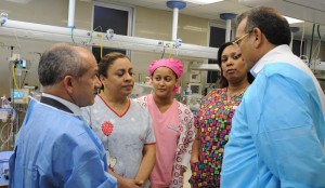 Freddy Hidalgo habla con el personal médico.