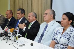 Freddy Hidalgo habla en actividad con especialistas.