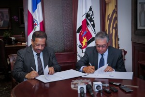 Roberto Rosario y Roberto Salcedo firmaron el convenio.