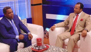 Tony Peña Guaba entrevistado por Salvador Holguín.