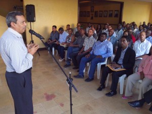 Radhamés Segura en actividad con seguidores.