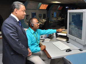 Alejandro Herrera inspecciona las operaciones.