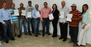 Algunos de los productores que recibieron fondos de Agrodosa.