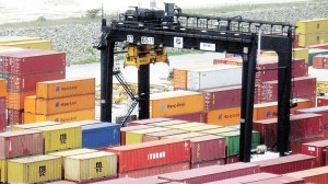 furgones en el muelle