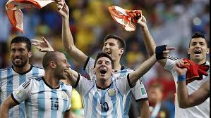Jugadores de Argentina celebran la victoria.