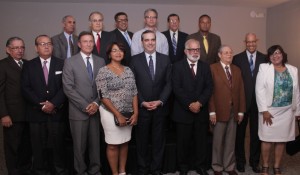 Luis Abinader acompañado de los intelectuales.