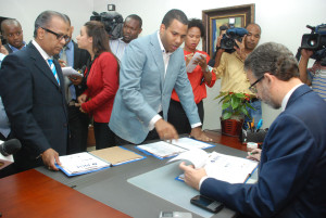 Miembros del PRM entregaron la documentación ante la Junta.