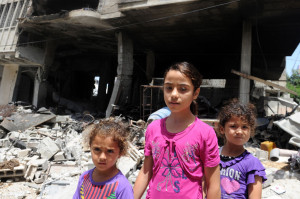 Niños de Palestinos han tenido que refugiarse en lugares seguros.