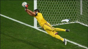 Sergio Romero mientras bloquea un lance de Holanda.