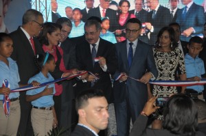 Danilo Medina corta cinta para inaugurar centros en Mao.