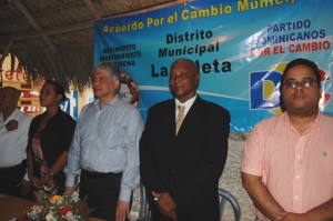 Eduardo Estrella y Rafael García, presidente del Movimiento Comunitario La Cadena, encabezan acto de firma de acuerdo electoral.