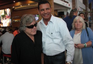 José Feliciano junto al periodista Menoscal Reynoso.