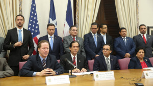 Autoridades de Puerto Rico junto a delegación dominicana.