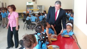 Carlos Amarante Baret supervisa almuerzo de estudiantes en Puerto Plata.