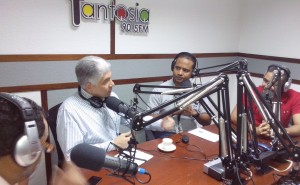 Eduardo Estrella entrevistado en un programa de radio de Puerto Plata.