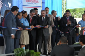 El presidente Danilo Medina corta cinta para inaugurar centros en Puerto Plata.