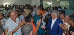 Miguel Vargas es saludado por militantes del PRD.