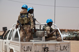 Cascos azules de la MINUSMA patrullan en la ciudad de Kidal, Mali.