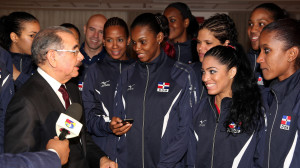 Presidente Medina recibe a selección dominicana de voleibol.