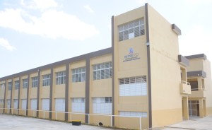 Una de las escuelas inauguradas por el presidente Medina en Santiago.