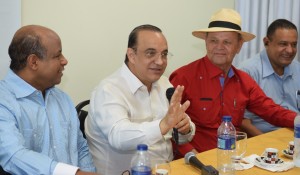 Federico Antún Batlle junto al senador Félix Vásquez y dirigentes del PRSC en Sánchez Ramírez.