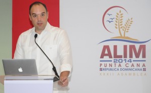 José del Castillo, ministro de Industria, habla en actividad en Punta Cana.