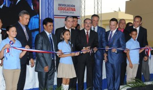 Presidente Danilo Medina corta cinta para inaugurar centros en Villa Tapia.
