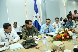 El canciller Andrés Navarro habla junto a otras autoridades en Dajabón.