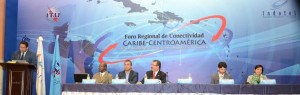 Gedeón Santos pronuncia discurso en actividad sobre conectividad en Centroamérica y el Caribe.