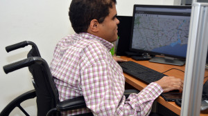 Joven minusválido que trabaja en sistema 911.