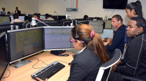 Jóvenes que trabajan en el sistema 911.