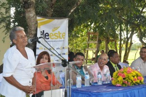 La comunitaria Elsa Savino ofrece las gracias en el acto de inauguración de la electrificación de 5 comunidades de El Seibo.