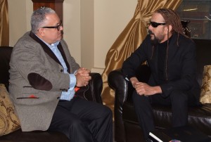 Luis Lithgow y-el-cantante-Toño-Rosario.