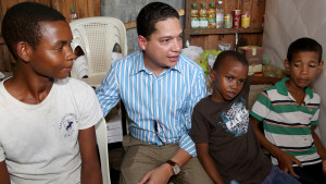 Presidencia auxilia a niños huérfanos en San Cristóbal.