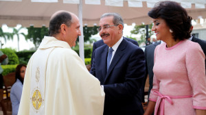 Sacerdote Geraldo Ramírez, el presidente Danilo Medina y la primera dama Cándida Montilla.