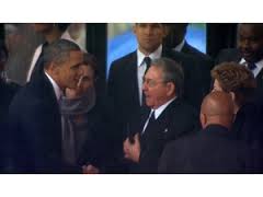 Barack Obama y Raúl Castro mientras conversan.