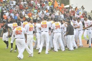 Jugadores de los Gigantes del Cibao celebran la victoria.