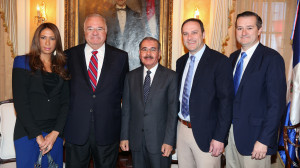 Danilo Medina acompañado de propietarios y ejecutivos de Cachorros de Chicago.
