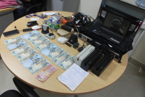 Dinero y objetos incautados a la red.