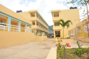 Liceo entregado por el presidente Medina en Villa Altagracia.