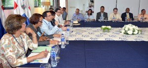 El canciller Andrés Navarro habla en actividad con representantes de Montecristi.